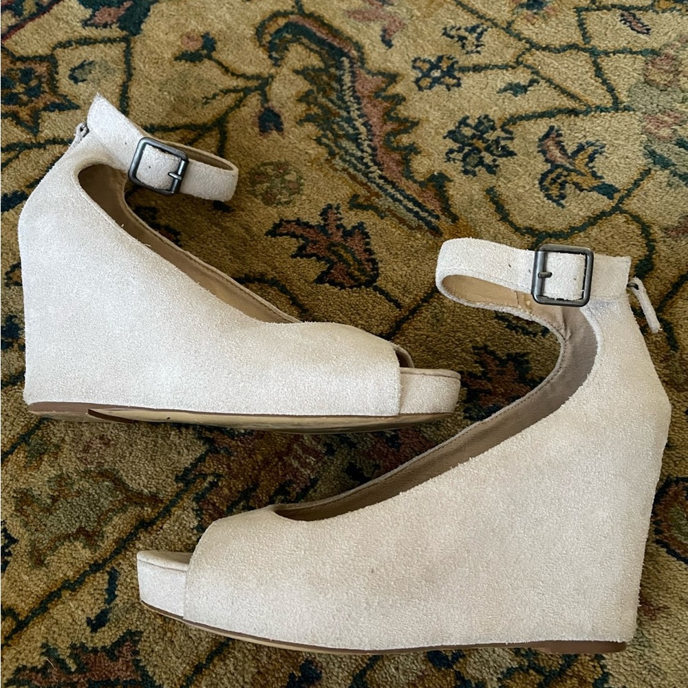 Steve Madden suede beige wedges